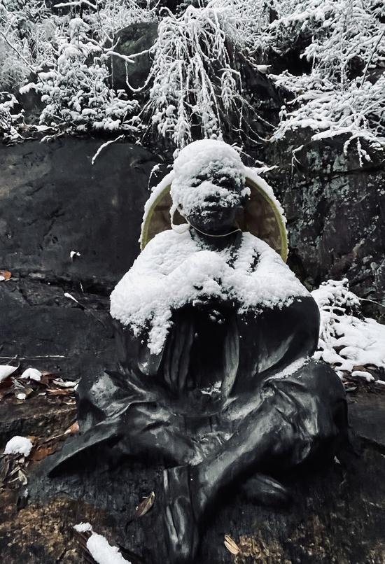  杭州径山寺一尊佛像被雪覆盖。玄应（通讯员） 摄