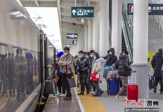 10 2020年12月15日,黔西县高铁站旅客们在上下车。