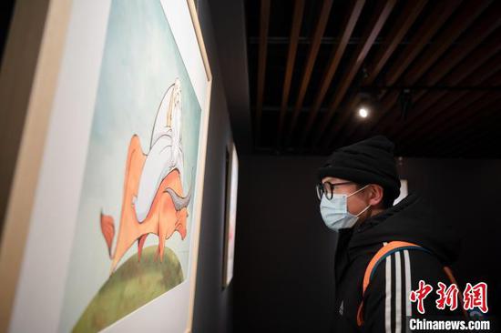 图为参观者在观看作品。 张杰 摄