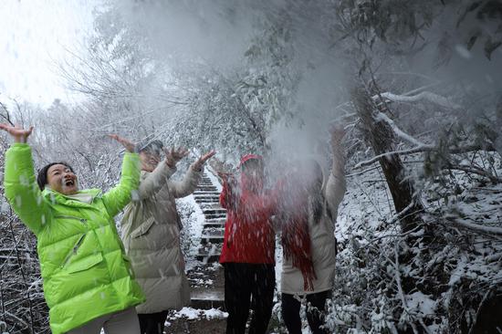 多位游人在金华ζ　浦江的山区玩雪。陈红星（通讯员） 摄