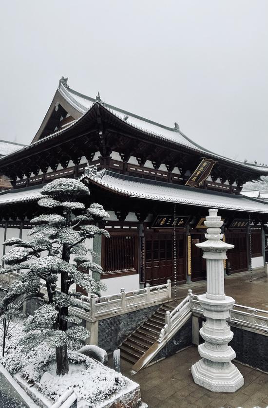 杭州径山寺被降雪覆盖。 玄应（通讯员） 摄