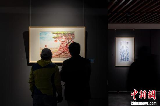 图为参观者在观看作品。 张杰 摄