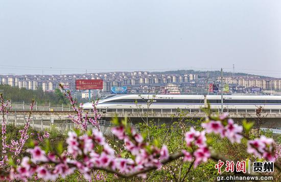03 2020年3月22日,成贵高铁经过黔西县锦绣花都扶贫搬迁安置区。