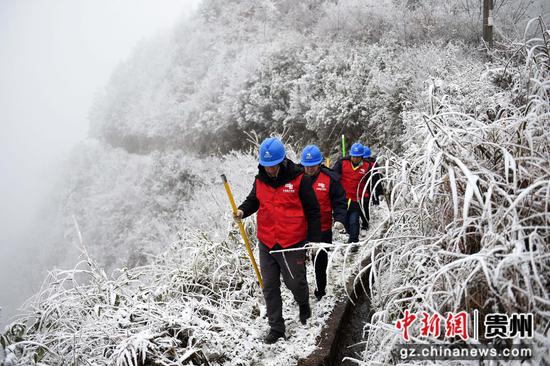 圖為突擊隊隊員們對10千伏城排線重冰區開展巡視工作。 劉開福 攝