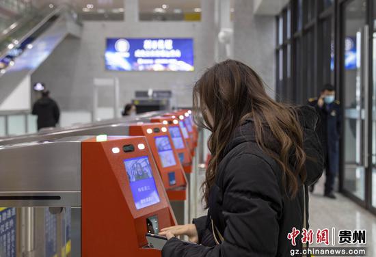 2020年12月15日,黔西县高铁站旅客持身份证通过人脸识别进站候车。