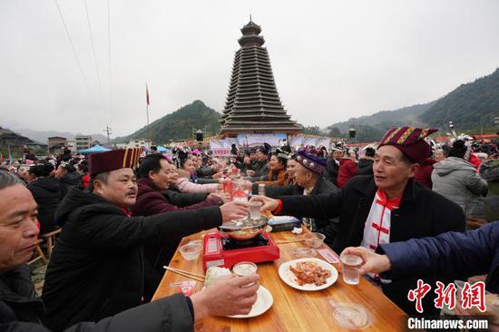 在广西龙胜各族自治县乐江镇江口村,侗族群众在鼓楼前摆起"百家宴"