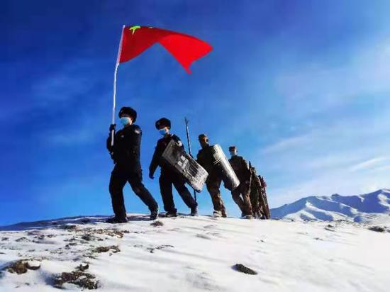 海拔3700米 新疆克州托云邊境派出所民警踏雪巡邊