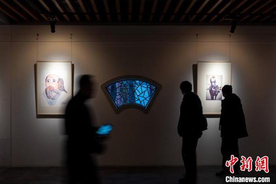图为“世界的老子”国际漫画展吸引参观者。 张杰 摄