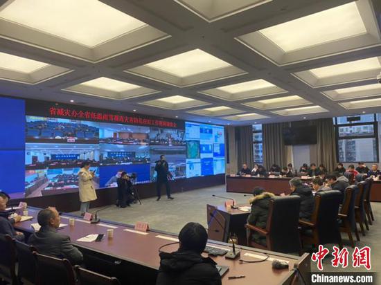 图为贵州省应急管理厅召开全省低温凝冻灾害防范应对视频调度会。　刘鹏　摄