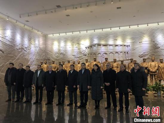 欧亚地区国家驻华使节代表团参观贵州省遵义市会议会址。 杨茜 摄 欧亚地区国家驻华使节代表团参观贵州省遵义市会议会址。 杨茜 摄