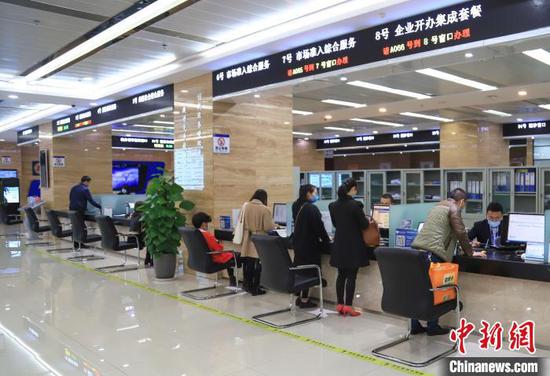 图为群众在贵阳高新区政务服务大厅办事。 岳旺 摄 图为群众在贵阳高新区政务服务大厅办事。 岳旺 摄