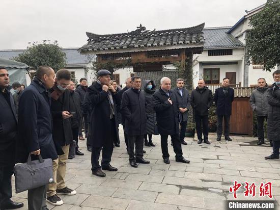 欧亚地区国家驻华使节代表团参观贵州省遵义市花茂村。 杨茜 摄 欧亚地区国家驻华使节代表团参观贵州省遵义市花茂村。 杨茜 摄