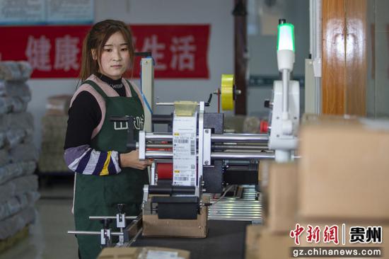山咔咔工作人員正在打印快遞面單 山咔咔工作人員正在打印快遞面單