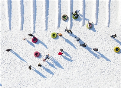双休日期间，位于本市南翠屏公园内的滑雪场开始对外开放，吸引游客到家门口享受滑雪、戏雪乐趣，在冬日里“撒欢”。新报记者 吴迪 摄