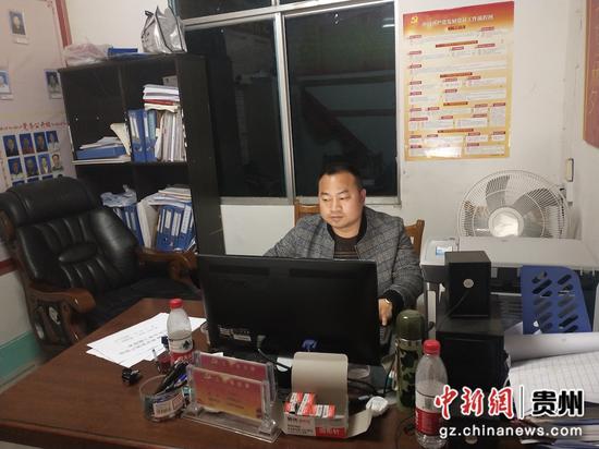 游龙晚上在办公室加班