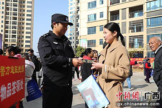 图为返还被盗手机。甘勇 摄 贺州平桂警方开展返还失物和宣传法治活动