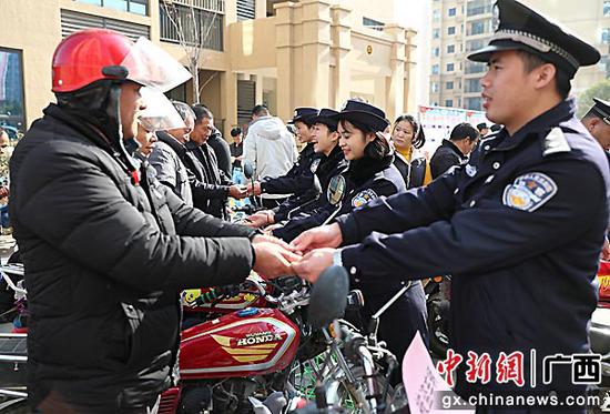 图为返还被盗摩托车。甘勇 摄 贺州平桂警方开展返还失物和宣传法治活动