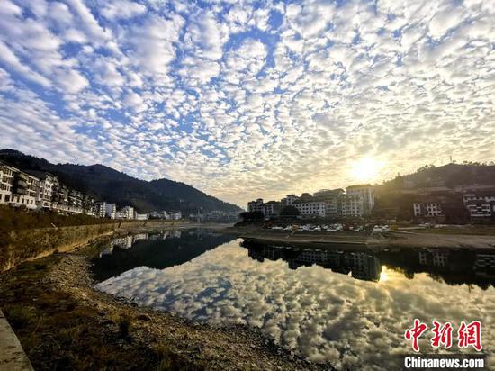 12月22日在从江县丙妹镇拍摄到的“鱼鳞云”景观。　吴德军 摄