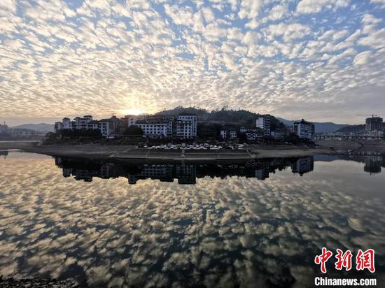 12月22日在从江县丙妹镇拍摄到的“鱼鳞云”景观。　吴德军 摄