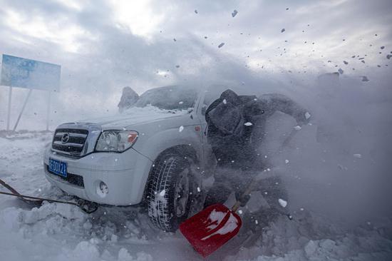 新疆博州風電區遭遇風吹雪 警務站民警緊急援救遇險車輛