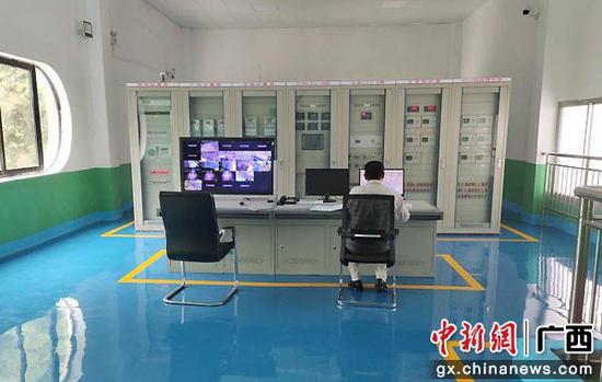 图为三叠岭水电站中控室。靖西融媒体中心供图 边陲重镇广西靖西全力打好“绿色能源牌”