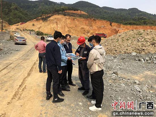 水果城二期现场勘察,合理布局供电线路走向。黄玉龙 摄 崇左凭祥供电局高效供电助力广西自贸试验区项目建设提速