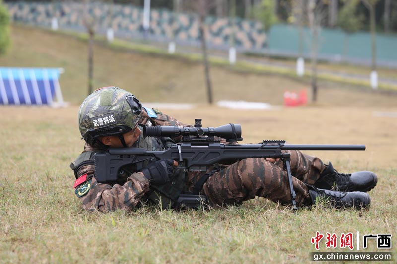 图为狙击手正在进行多种姿势射击.孙跃 摄