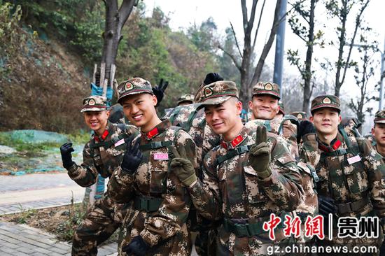 武警贵州总队新训一大队:班长和新兵对着镜头比出“耶”。 武警贵州总队新训一大队:班长和新兵对着镜头比出“耶”。