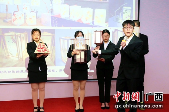 参赛选手在台上展示创业项目 潘志安 摄 广西-东盟经开区青年人才创新创业大赛 在校大学生唱主角