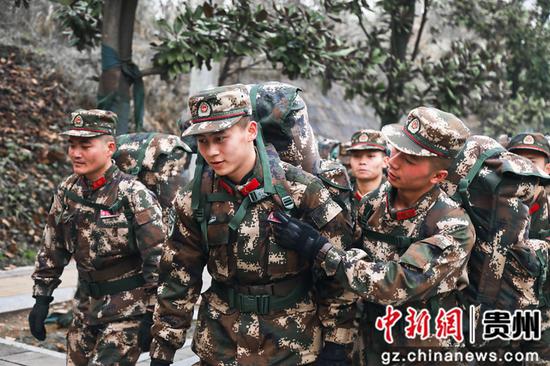 武警贵州总队新训一大队:班长为新兵扶正姓名牌。 武警贵州总队新训一大队:班长为新兵扶正姓名牌。