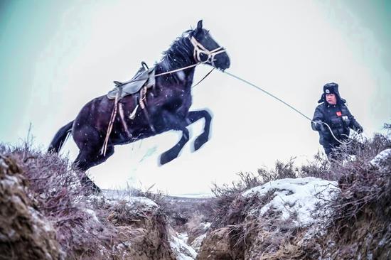 新疆塔城邊境管理支隊民警騎馬踏雪巡邊