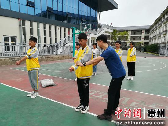 宋佳林训练国旗班 宋佳林训练国旗班