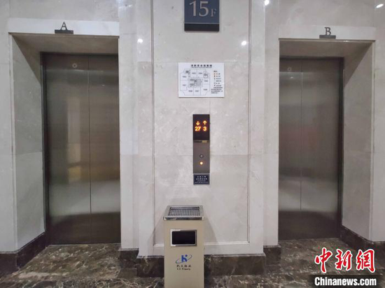 图为贵阳市某写字楼内的电梯。 瞿宏伦 摄