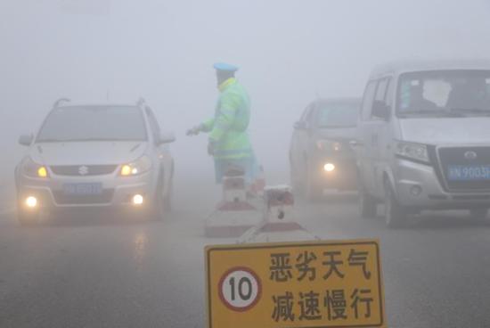 阿瓦提縣遭遇大霧天氣 能見度不足30米 民警執勤保安全