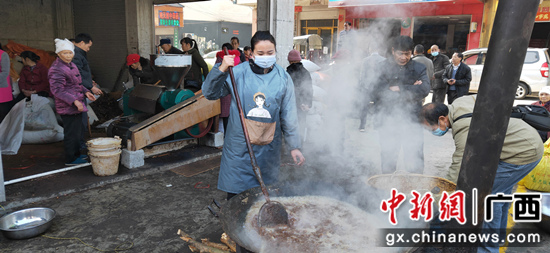 图为煮茶油现场