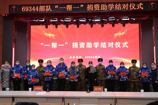 新疆軍區某邊防團攜手駐地政府開展“一幫一”結對助學活動