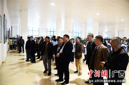 图为市民参观画展 巴马举办“美在生活”迎春美术作品展