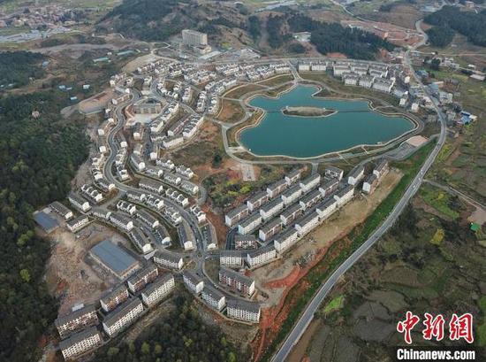 资料图:航拍贵州省三都水族自治县的易地扶贫搬迁安置点。瞿宏伦 摄