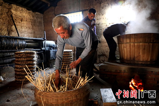 桂林荔浦村庄传统榨油坊开“榨” 传承半个世纪