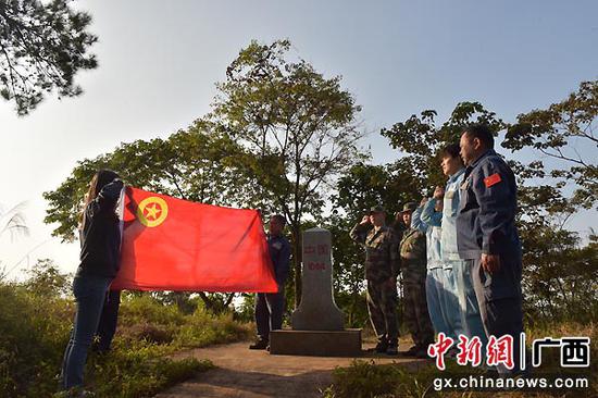 界碑处重温入团誓词。易欢 摄 界碑处重温入团誓词。易欢 摄