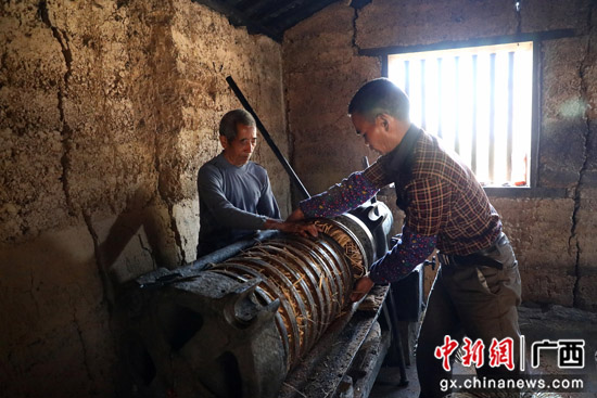 桂林荔浦村庄传统榨油坊开“榨” 传承半个世纪