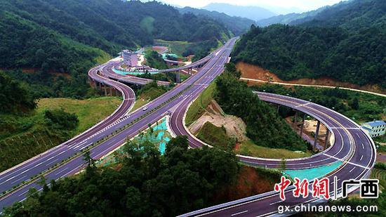 图为瑶山通富路 ——金秀瑶族自治县六巷乡王钳村梧柳高速六巷互通。高如金 摄 金秀瑶族自治县增强发展能力 提升脱贫质量