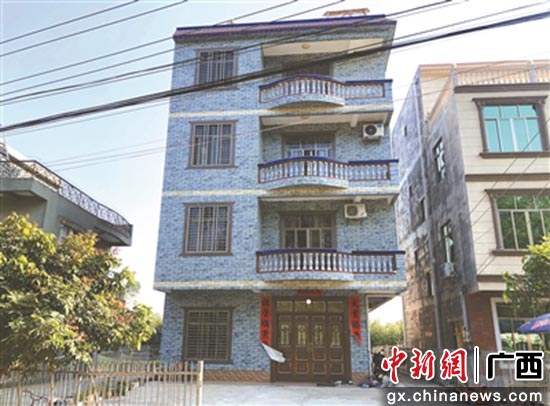 脱贫户陈成文新建的楼房。刘继扬 摄
