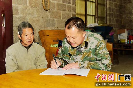 图为工作中的黄坚。谭慧武 摄 “清道夫”清掉脱贫致富“绊脚石” 极度贫困村走上特色发展之路