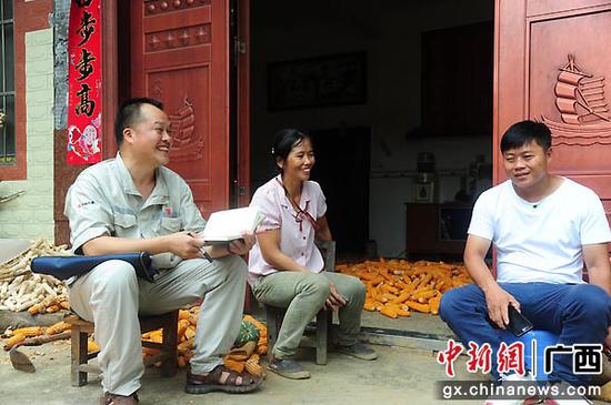 图为黄坚(左一)入户走访。谭慧武 摄 “清道夫”清掉脱贫致富“绊脚石” 极度贫困村走上特色发展之路