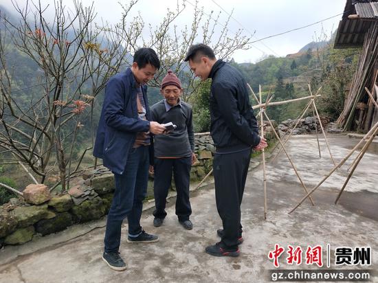 金延楷(左一)到背猛村了解当地群众所思所想,查看群众存折收入情况, 金延楷(左一)到背猛村了解当地群众所思所想,查看群众存折收入情况,