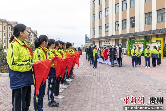 黔西县观音洞镇师生来到锦绣学校进行“两节”慰问。