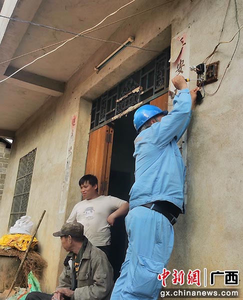 修复损坏的开关刀闸。梁江波 摄 崇左扶绥供电局心系“特殊群体”确保“免费电”政策落实