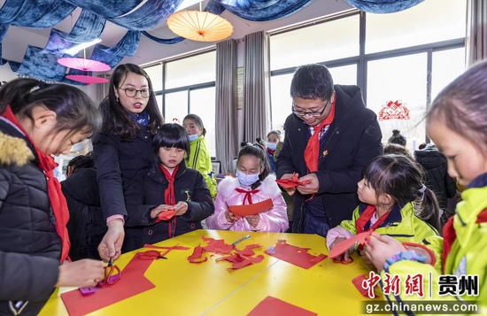 双方学生在锦绣学校剪纸室进行剪纸体验活动。 双方学生在锦绣学校剪纸室进行剪纸体验活动。