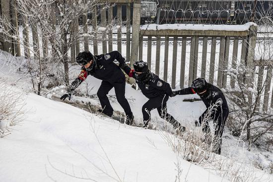 零下21度 新疆鐵警踏雪巡線保安全